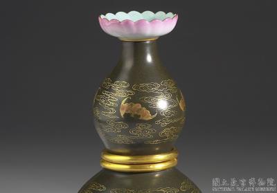 图片[2]-Revolving gourd-shaped vase with tealeaf colour and gold flower in yangcai painted enamels, Qianlong reign (1736-1795), Qing dynasty-China Archive